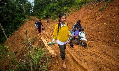 Akses Jalan Tertutup Tanah Longsor, Desa di Kalimatan Selatan Terancam Terisolir