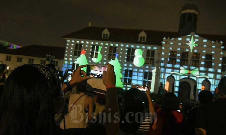 Sambut Natal, Kawasan Kota Tua Dihiasi Pohon Natal Raksasan dan Video Mapping