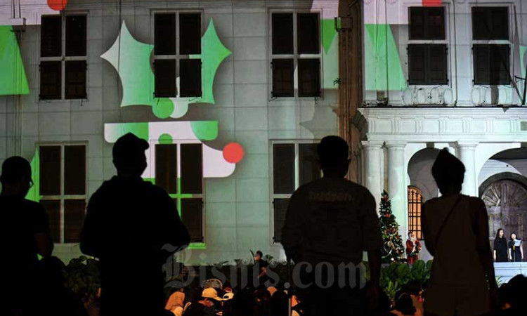 Sambut Natal, Kawasan Kota Tua Dihiasi Pohon Natal Raksasan dan Video Mapping