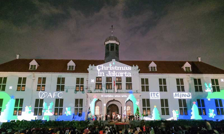 Sambut Natal, Kawasan Kota Tua Dihiasi Pohon Natal Raksasan dan Video Mapping