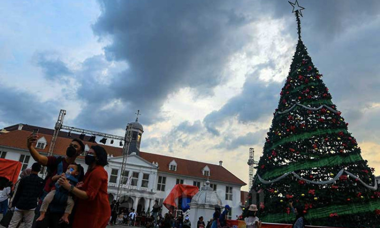 Sambut Natal, Kawasan Kota Tua Dihiasi Pohon Natal Raksasan dan Video Mapping