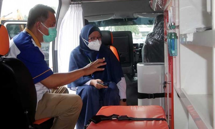 Mandiri Inhealth Serahkan CSR Satu Unit Ambulance Kepada RS Pelni