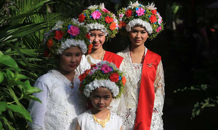 Gadis di Indramayu Ikuti Upacara Adat Ngarot
