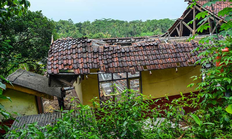 Atap SD Negeri di Ciamis Ambruk Setelah Diguyur Hujan Deras
