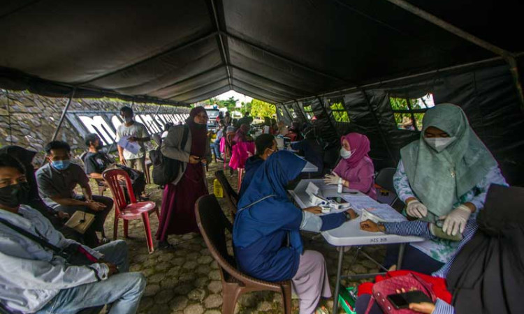 Polresta Banjarbaru Bersama Dinkes Kalsel Gelar Razia Vaksinasi Covid-19