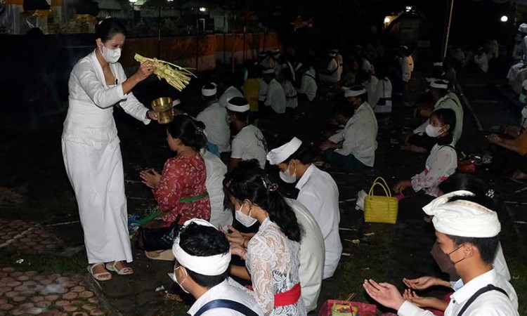 Umat Hindu di Bali Gelar Persembahyangan Hari Suci Siwaratri 