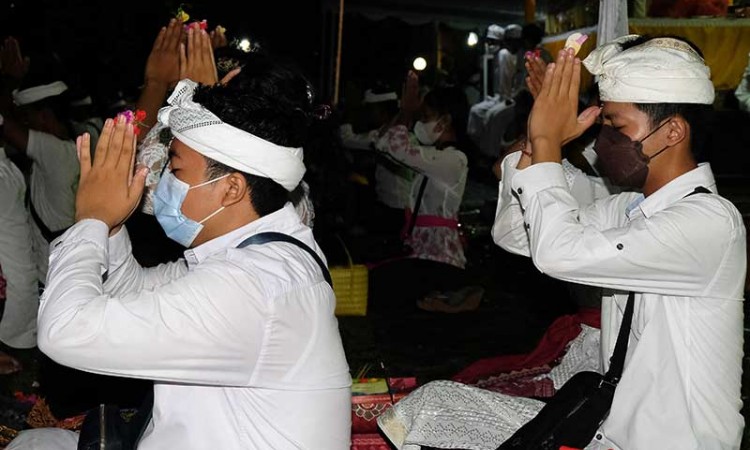 Umat Hindu di Bali Gelar Persembahyangan Hari Suci Siwaratri 