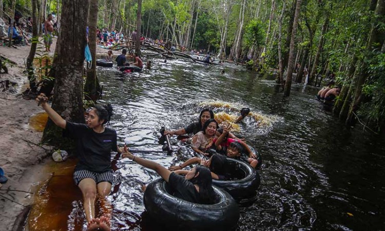 Kawasan Pemandian Air Gambut Danum Bahandang Tangkiling di Palangkaraya Ramai Dikunjungi Wisatawan