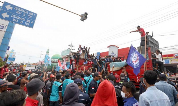 Truk ODOL Dibatasi, Supri Truk Gelar Unjuk Rasa di Depan Pelabuhan Ketapang