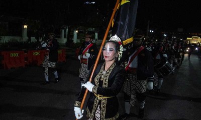 Warga Yogyakarta Ikuti Kirab Untuk Memperingati Peristiwa Pemindahan Ibu Kota dari Jakarta ke Yogyakarta