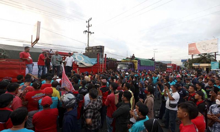 Unjuk Rasa Supir Truk di Pelabuhan Ketapang Mengakibatkan Terganggunya Aktivitas Penyebrangan