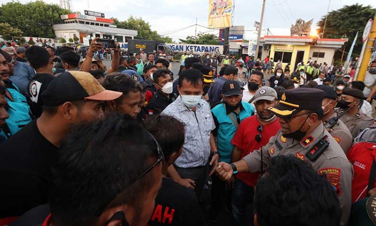 Unjuk Rasa Supir Truk di Pelabuhan Ketapang Mengakibatkan Terganggunya Aktivitas Penyebrangan
