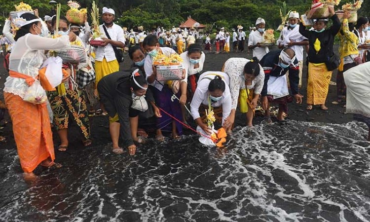 Umat Hindu di Bali Gelar Upacara Nyegara Gunung Untuk Mensucikan Arwah