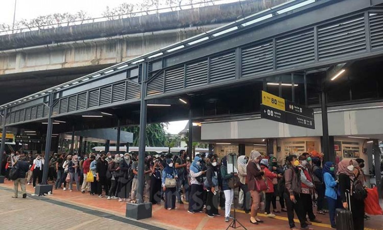 Jumlah Penumpang KRL Dibatasi, Penumpang Mengular Hingga Luar Stasiun