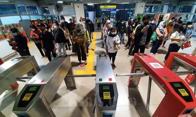 Jumlah Penumpang KRL Dibatasi, Penumpang Mengular Hingga Luar Stasiun