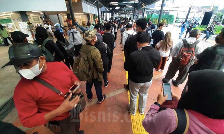 Jumlah Penumpang KRL Dibatasi, Penumpang Mengular Hingga Luar Stasiun