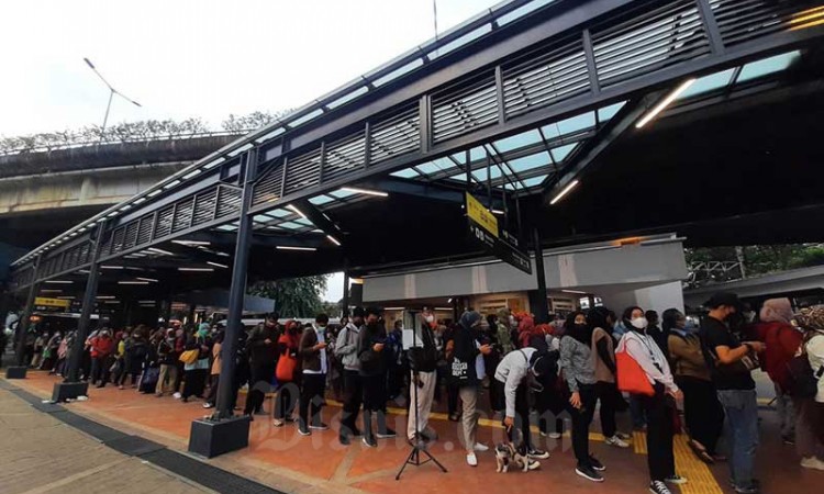 Jumlah Penumpang KRL Dibatasi, Penumpang Mengular Hingga Luar Stasiun