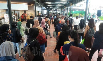 Jumlah Penumpang KRL Dibatasi, Penumpang Mengular Hingga Luar Stasiun