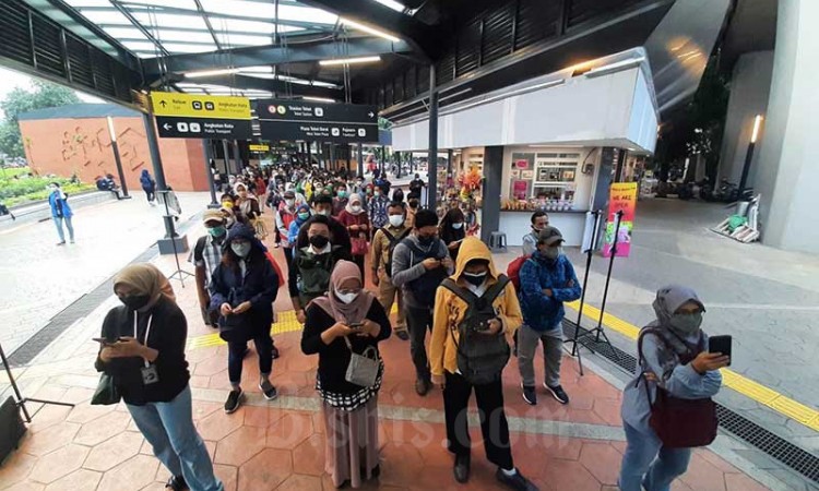 Jumlah Penumpang KRL Dibatasi, Penumpang Mengular Hingga Luar Stasiun