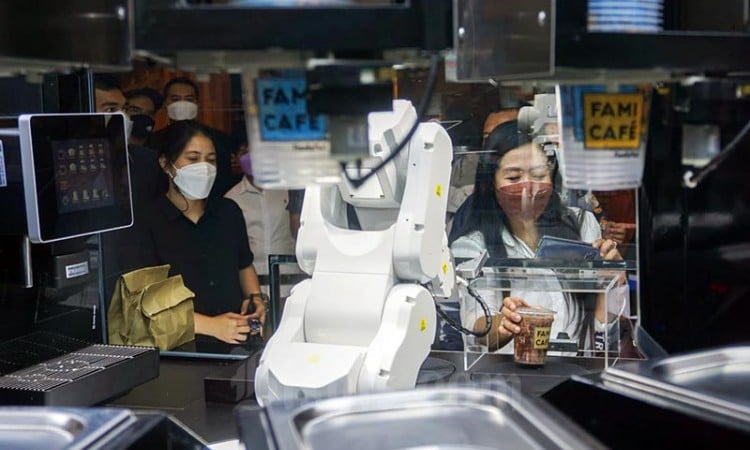 Family Mart Hadirkan Robot Barista Untuk Layani Konsumen