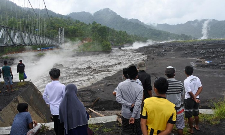 Curah Hujan Tinggi, Gunung Semeru Muntahkan Lahar Dingin