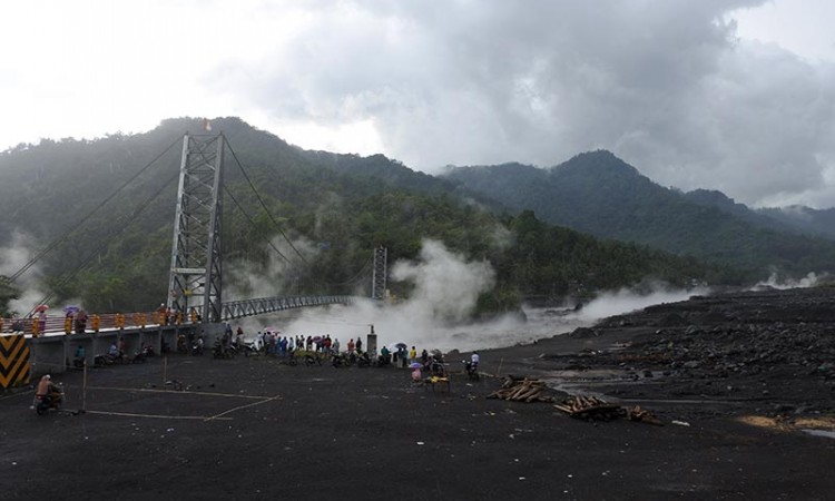 Curah Hujan Tinggi, Gunung Semeru Muntahkan Lahar Dingin