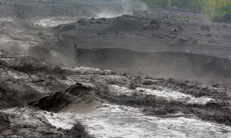 Curah Hujan Tinggi, Gunung Semeru Muntahkan Lahar Dingin