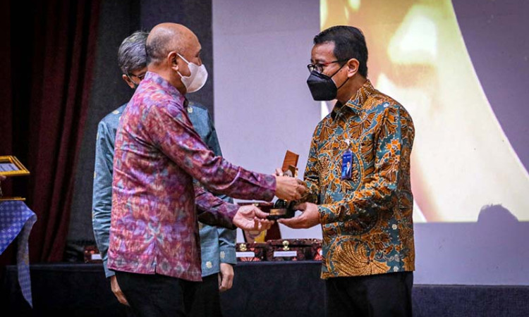 PT Jamkrindo Dapat Penghargaan Sebagai Perusahaan Penjamin KUR Terbaik