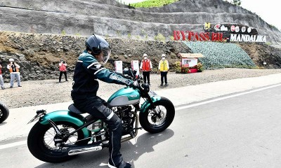 Presiden Joko Widodo Kendarai Sepeda Motor Kawasaki W175 Custom Saat Kunjungan Kerja ke Mandalika