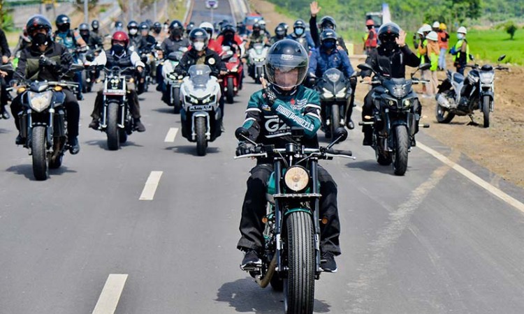 Presiden Joko Widodo Kendarai Sepeda Motor Kawasaki W175 Custom Saat Kunjungan Kerja ke Mandalika