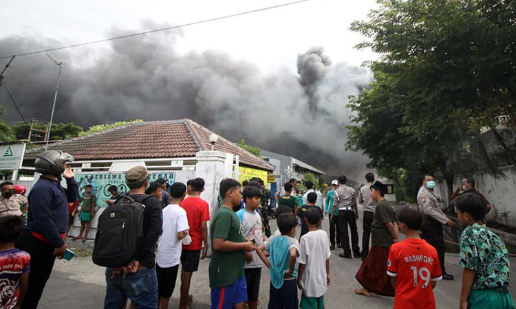 Sembilan Unit Mobil Pemadam Kebakaran Dikerahkan Untuk Memadamkan Kebakaran Pabrik Sepatu dan Sendal di Sidoarjo