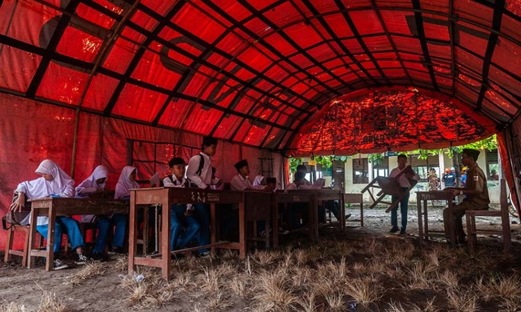Pasca Gempa Bumi, Siswa di Banten Terpaksa Belajar di Tenda Darurat Karena Gedung Sekolah Rusak