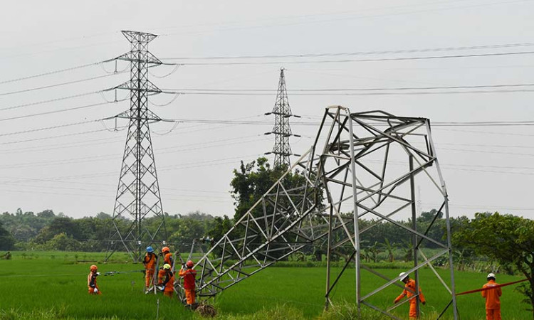 Diterjang Angi Kencang, Sejumlah Rumah dan Towes Listrik di Madiun Rubuh