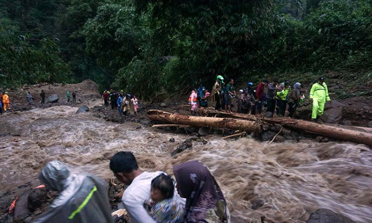 Sabanyak Tiga Titik di Pekalongan Jawa Tengah Alami Longsor