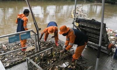 Pembersihan Sampah di Kali Dengan Kapal Sea Cleaning Conveyor