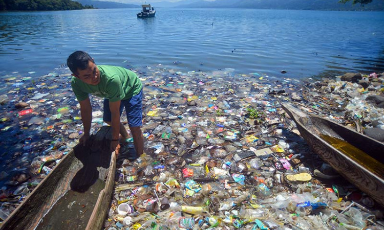 Danau Singkarak di Sumatra Barat Mulai Dipenuhi Sampah