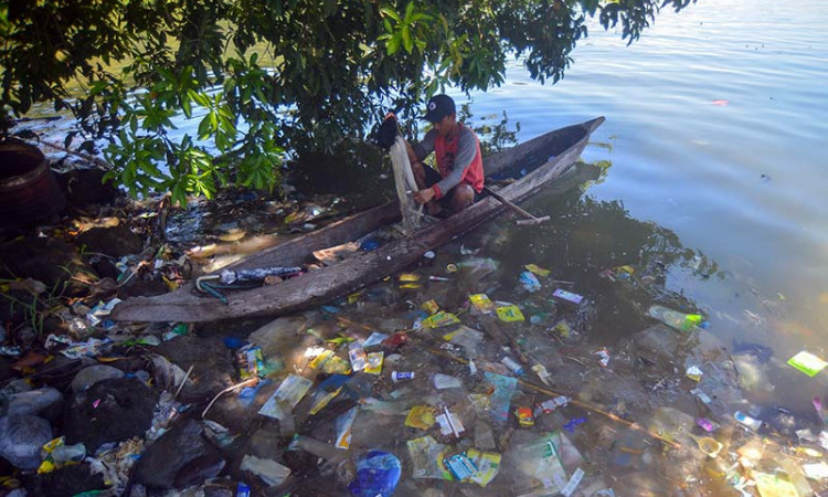 Danau Singkarak di Sumatra Barat Mulai Dipenuhi Sampah