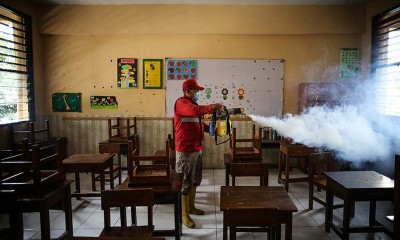 Cegah Penyebaran Covid-19 Varian Omricon, Gedung Sekolah di Jakarta Disemprot Disinfektan