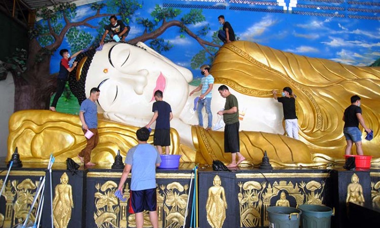 Sambut Imlek, Warga Keturunan Tionhoa Mencuci Patung Buddha Tidur di Bogor