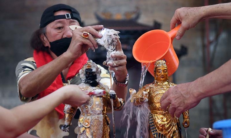 Jelang Perayaan Imlek, Vihara Mulai Melakukan Ritual Penyucian Patung Dewa