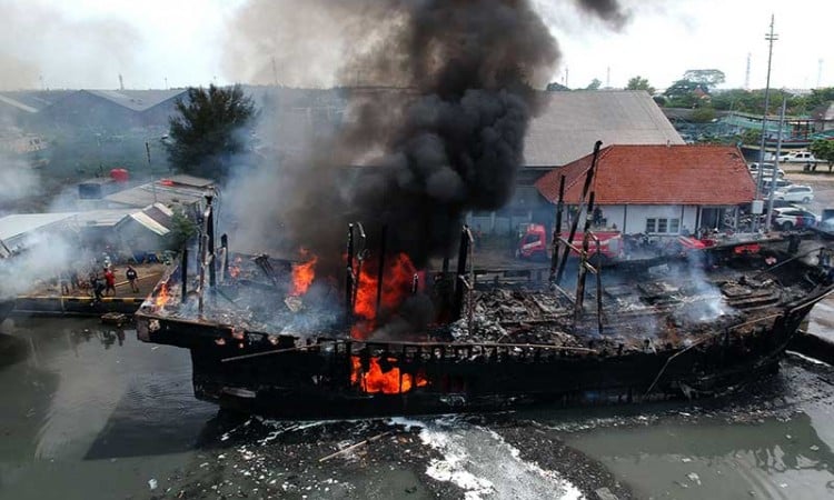 Sebanyak 13 Kapal Nelayan di Tegal Hangus Terbakar