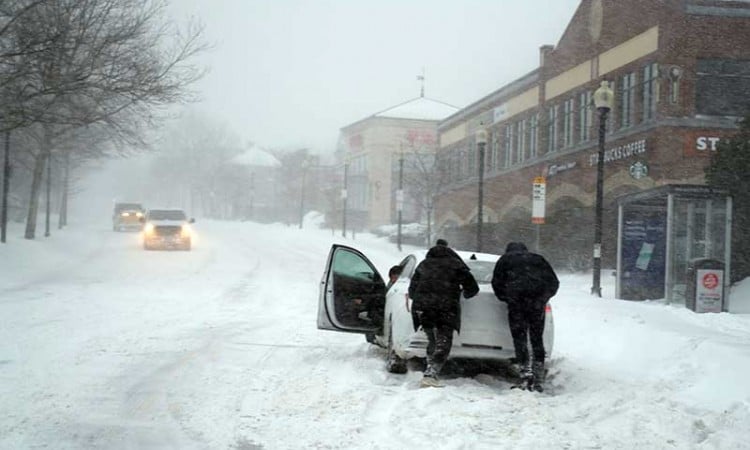 Badai Salju Lumpuhkan Transportasi di Amerika Serikat