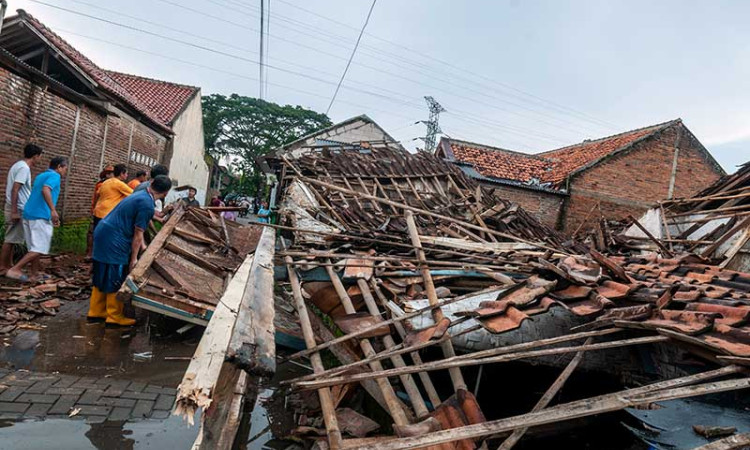 Sejumlah Rumah di Rangkasbintung Roboh Diterjang Hujan Lebat Disertai Angin Kencang