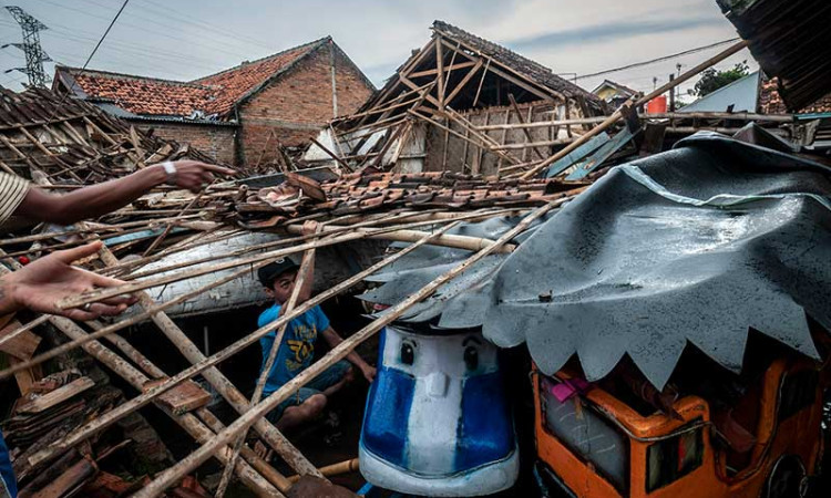 Sejumlah Rumah di Rangkasbintung Roboh Diterjang Hujan Lebat Disertai Angin Kencang