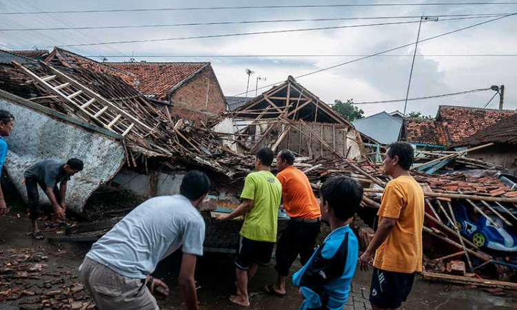Sejumlah Rumah di Rangkasbintung Roboh Diterjang Hujan Lebat Disertai Angin Kencang