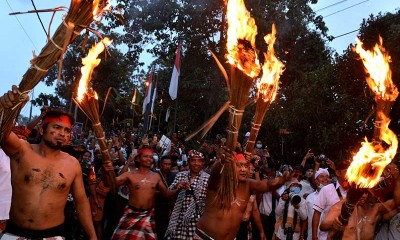 Sucikan Alam, Warga Bali Gelar Tradisi Perang Api