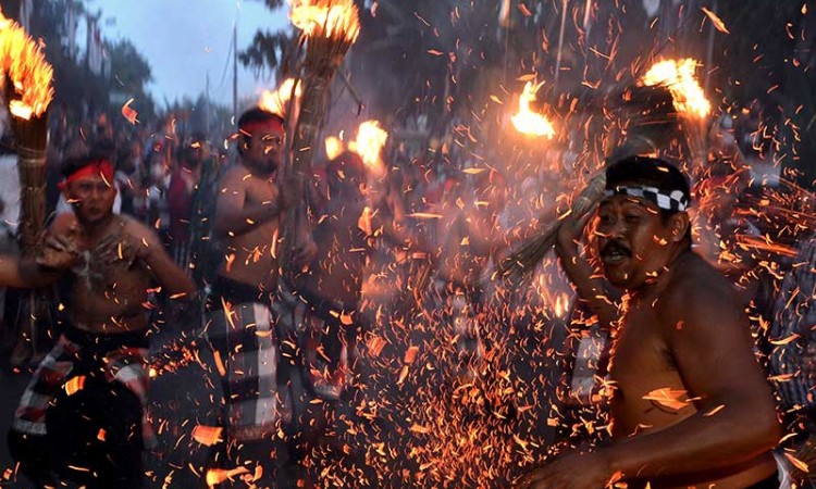 Sucikan Alam, Warga Bali Gelar Tradisi Perang Api