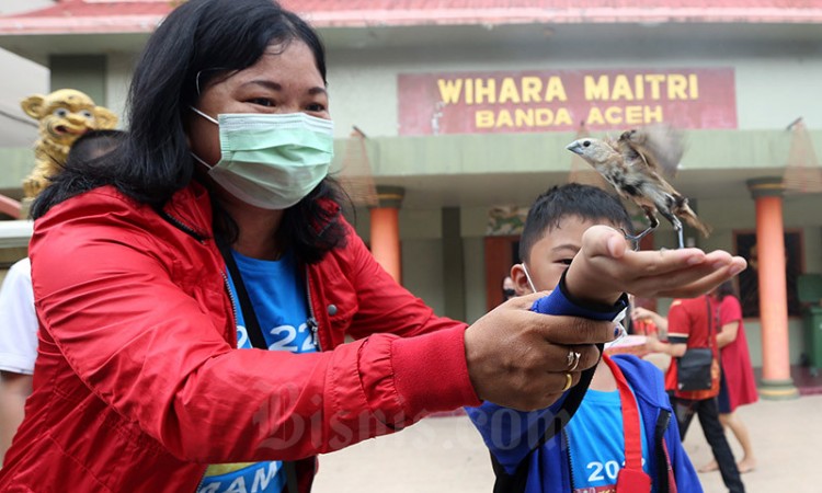 Tradisi Melepas Burung Pipit Saat Imlek