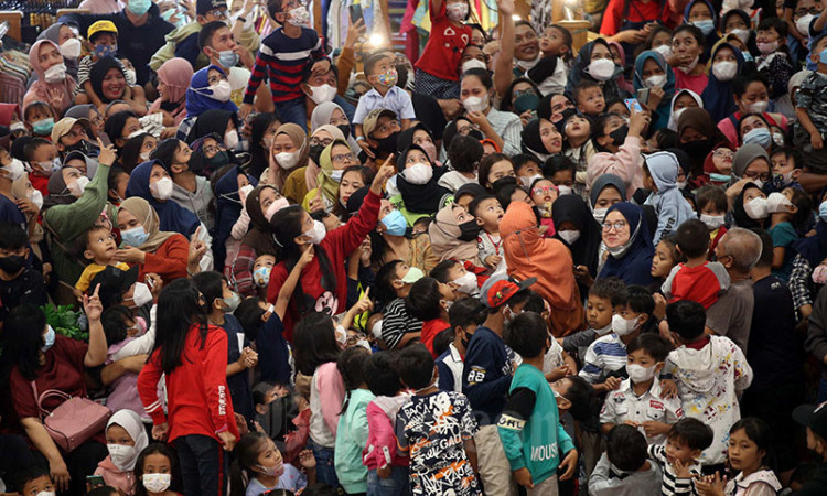 Antusias Pengunjung Menyaksikan Pertunjukan Barongsai di Bandung