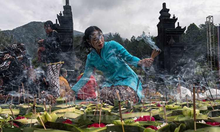 Seribu Sesaji dan Dupa di Candi Gedongsongo